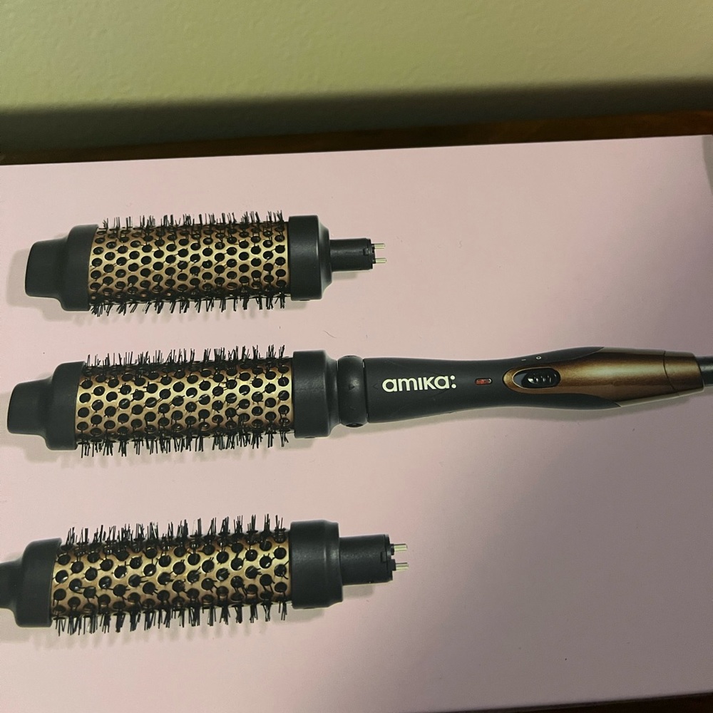 Amika blowout babe brush